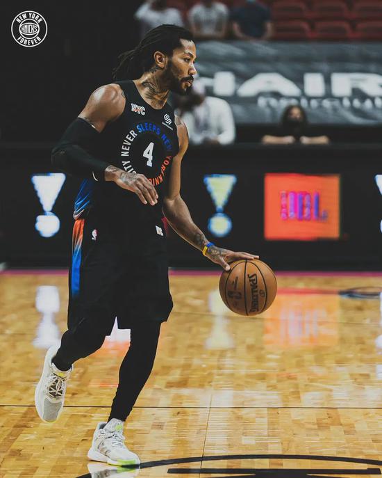  巴特勒关键球热火险胜尼克斯  