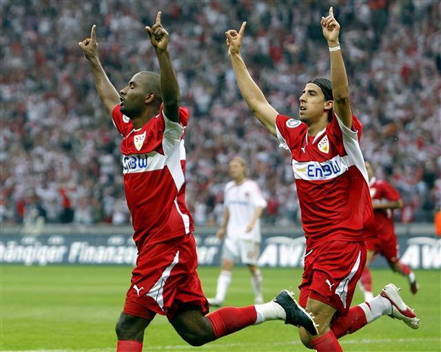  美因茨年轻门将神勇发挥，多次扑救保住宝贵一分  